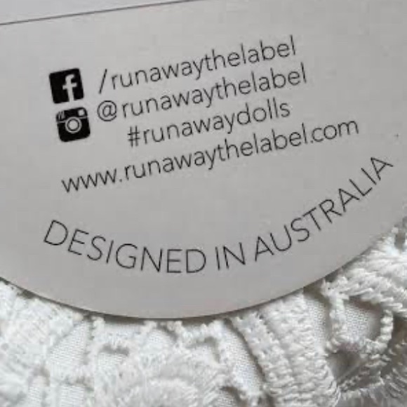 🎬 Runway the label sierra lace off the shoulder bell sleeve crop top blouse - Picture 11 of 12